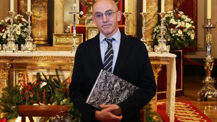 Ignacio Miguéliz con el libro junto al atril y relicario del museo