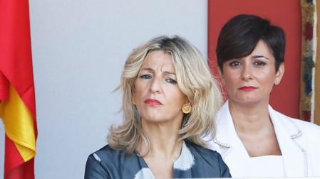La vicepresidenta segunda, Yolanda Diaz (izda.) y la ministra de Política Territorial, Isabel Rodrí­guez,  durante el desfile del Dí­a de la Fiesta Nacional en Madrid