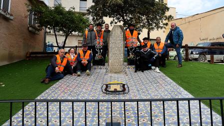 Varios de los integrantes del grupo de voluntariado urbano de Tafalla en torno al jardín dedicado a San Sebastián
