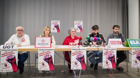 Representantes sindicales de Función Pública. Desde la dcha: Jesús Elizalde (UGT), Yolanda Erro (Afapna), Isabel Artieda (LAB), Unai Álava (CC OO) e Izai Bujanda (ELA).