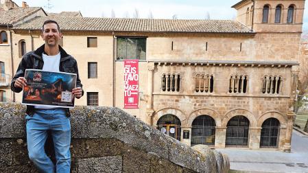 Mikel Díaz Noáin en la escalinata de San Pedro de la Rúa con el antiguo Palacio de los Reyes de Navarra al fondo