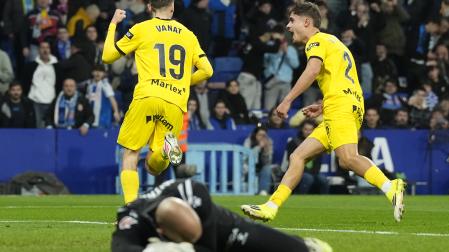 El delantero del Girona Vladyslav Vanat celebra el primer gol anotado ante el Espanyol