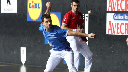 Julen Martija le suelta a la pelota en presencia de Joseba Ezkurdia en Azpeitia