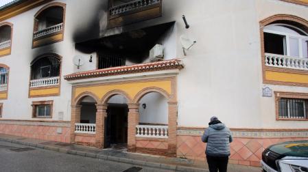 Al menos una decena de personas han resultado afectadas, una de ellas de carácter grave, tras incendiarse esta madrugada un piso en Ahendín (Granada)
