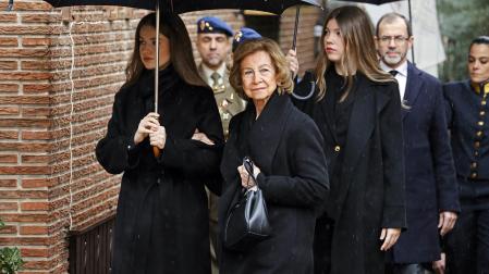 Los Reyes y sus hijas arropan a la Reina Sofía en el responso por su hermana Irene de Grecia en Madrid
