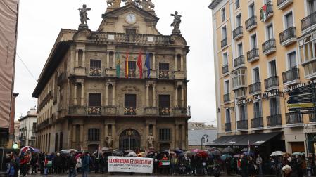 Decenas de personas se han concentrado este sábado en la Plaza Consistorial de Pamplona para mostrar su solidaridad con activistas del movimiento internacional de apoyo a Palestina