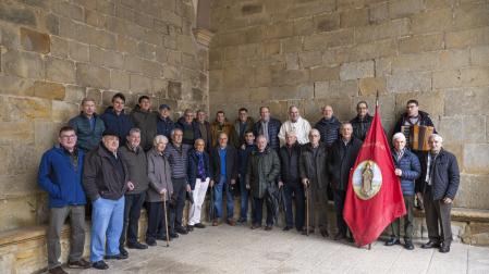 Los cofrades de Urdiain, en la instantánea de grupo obtenida en el atrio de la parroquia de la Asunción.