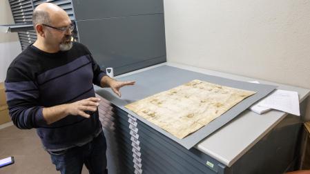 El pergamino -en la imagen siendo explicado por el archivero de Tudela Íñigo Pérez Ochoa- contiene los retratos de 25 miembros de la familia Olaso, 17 de los cuales fueron vecinos de Tudela