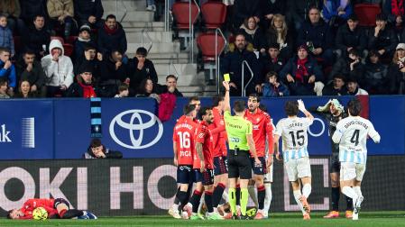 Aimar Oroz se duele tras una entrada de Ilyas Chaira