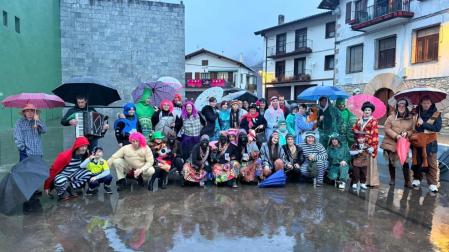 Vecinos de distinta edad pusieron color a una tarde gris por la lluvia en Eratsun con una  variedad de disfraces.