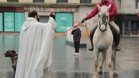 Héctor Arratíbel bendice a un caballo en la misma plaza de los Fueros.