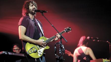 Mikel Izal, anoche en los primeros momentos del concierto