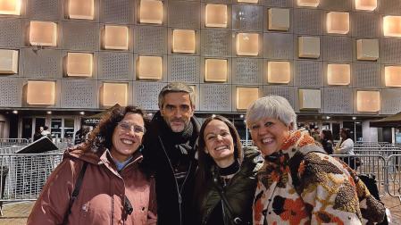 Alma, Manuel, Maitane e Itziar, en la entrada del Navarra Aren