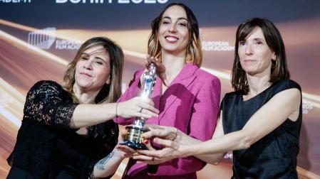 Laia Casanovas, en el centro, con su premio europeo por el sonido de Sirat