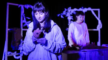 Las actrices Manuela Orbegozo (primer plano) y Maia Ansa protagonizan El jardín de Olivia.