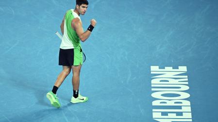 Carlos Alcaraz celebra un punto en su partido de primera ronda de Australia frente a Adam Walton.