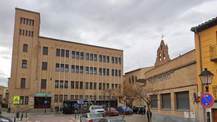 Imagen del exterior del centro ETI San Juan ubicado en la plaza del mismo nombre de Tudela