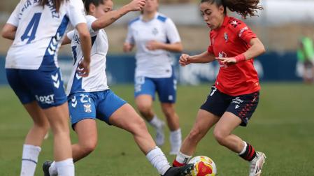 Instante del encuentro entre Osasuna Femenino y Tenerife B