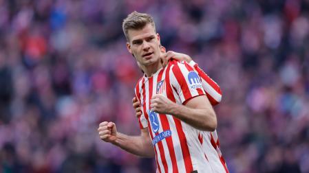 El jugador del Atlético de Alexander Sørloth celebra su gol contra el Alavés
