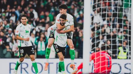 Manex Lozano celebra uno de los goles sobre Andrés Martín