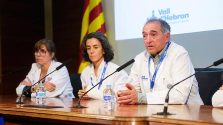 El director gerente de Vall d'Hebron, Albert Salazar, la jefa de Neurología, Patricia Pozo (c), y la jefa del servicio de Medicina Física y Rehabilitación, Judith Sánchez-Raya (i), en rueda de prensa este domingo han informado de la evolución del presidente de la Generalitat, Salvador Illa,