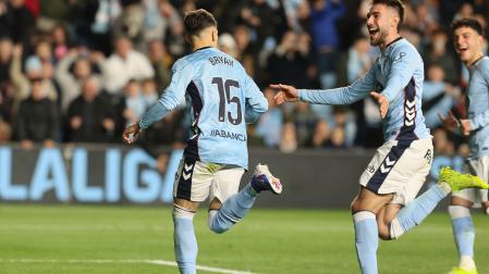 El delantero del Celta Bryan Zaragoza (i) celebra tras marcar el segundo gol ante el Rayo