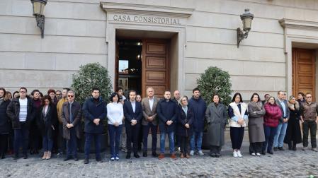 Instante del minuto de silencio que se ha llevado a cabo a las puertas del Ayuntamiento de Tudela