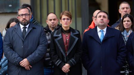 La presidenta Chivite (centro), el presidente del Parlamento, Unai Hualde (dcha), y el vicepresidente Remírez (izda)