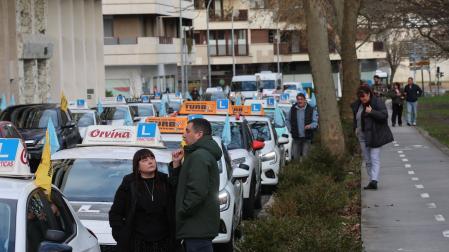 Imagen de las protesta de las autoescuelas de Navarra por las calles de Pamplona