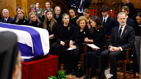(De d a i) El rey Felipe VI, la reina Letizia, la reina Sofía, la princesa Leonor, la infanta Sofía, la infanta Elena y la infanta Cristina asisten a la misa por la princesa Irene de Grecia en la Catedral de Atenas