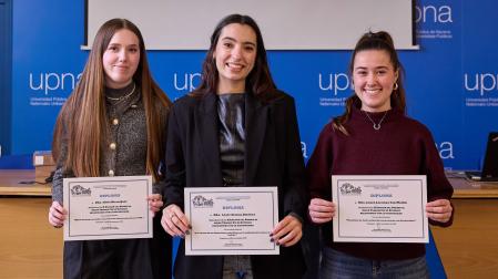Silvia Riezu, Leyre Aranaz y Laura Lacunza, en la entrega de premios