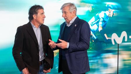 El manager general del equipo ciclista Movistar Team, Eusebio Unzué (d) conversa con el exciclista Perico Delgado (i), durante el photocall de la presentación de la nueva temporada del documental 'El día menos pensado'