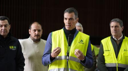 El presidente del Gobierno, Pedro Sánchez, acompañado del presidente de la Junta, Juanma Moreno, en su comparecencia este lunes en Adamuz (Córdoba) tras el accidente entre dos trenes