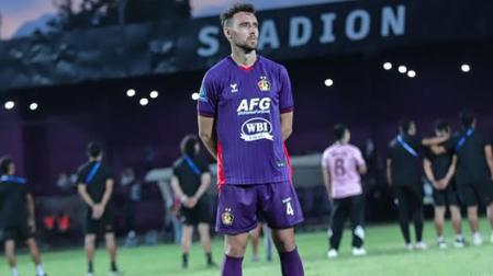 Imanol García durante un partido con el Persik Kediri