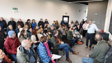 El alcalde Silvestre Belzunegui se dirige a las personas que asistieron a la inauguración del local multiusos.