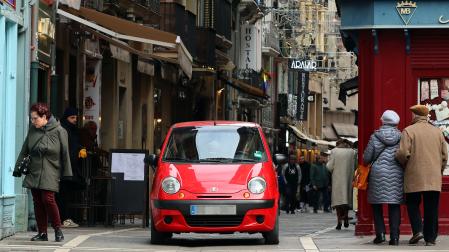 Un vehículo circula por la calle San Nicolás del Casco Antiguo de Pamplona