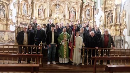 Instantánea de la cofradía de San Antón en la parroquia de San Miguel, de Iturmendi.