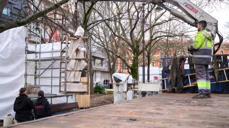 Fotos de la retirada de las tres últimas estatuas de los reyes del paseo de Sarasate