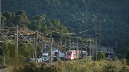 Imagen de la zona del accidente ferroviario con los convoyes de trenes siniestrados donde han comenzado los trabajos de recuperación de los mismos