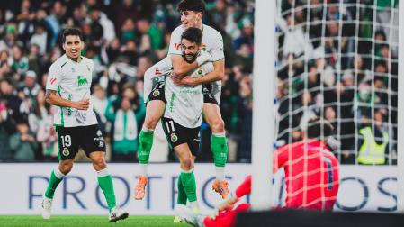Manex Lozano, abrazado a su compañero Andrés Martín, este domingo contra Las Palmas.