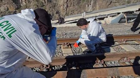 Expertos de la Guardia Civil analizan las vías tras el accidente ferroviario registrado en Adamuz (Córdoba),