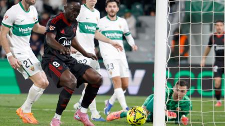 El delantero del Sevilla Akor Adams (2-i) marca rodeado de jugadores del Elche