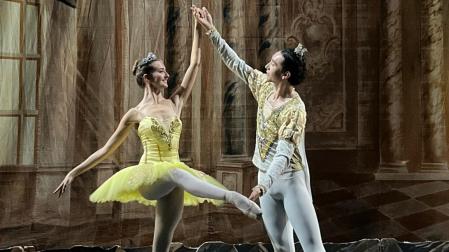 En el papel de Cenicienta, junto a uno de sus compañeros del Ballet de Kiev