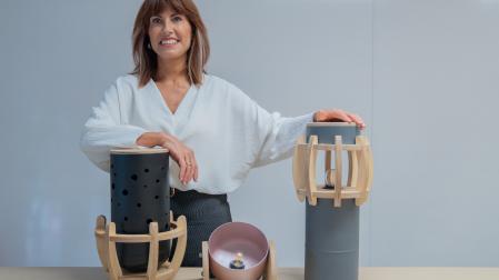 La empresaria navarra Sonia Moneo con algunas de las lámparas de Cira World