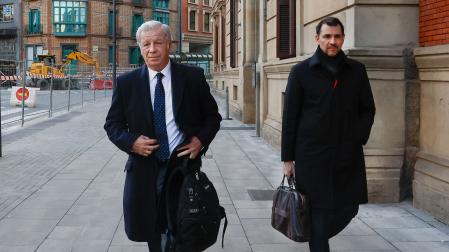 El miembro del comité de dirección del grupo Joaquin Mollinedo (i), que había sido designado por Acciona para comparecer en lugar de Entrecanales, ha acudido junto con el abogado del grupo José Julio Figueroa (d) a la Cámara Foral