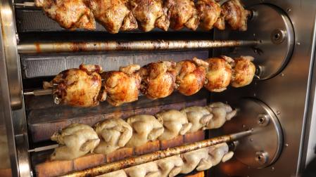 En El Pollo Paulino, cada pollo se asa lentamente para garantizar una cocción uniforme y un sabor constante