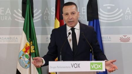 El candidato de Vox a la Presidencia de la Junta de Extremadura, Óscar Fernández,  ofrece una rueda de prensa en la que ha acusado a María Guardiola (PP) de bloquear cualquier posibilidad de acuerdo