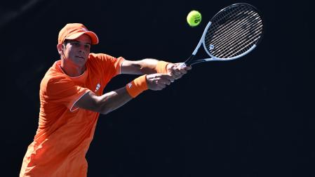 Rafa Jodar golpea a la pelota en su debut en el Abierto de Australia