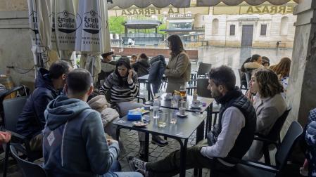 Terrazas en la plaza de los Fueros de Estella, en la zona de los porches donde se produce la discrepancia.