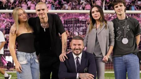 David Beckham junto a su familia en una foto reciente